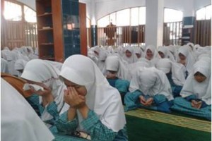 Ratusan santri doa bersama
